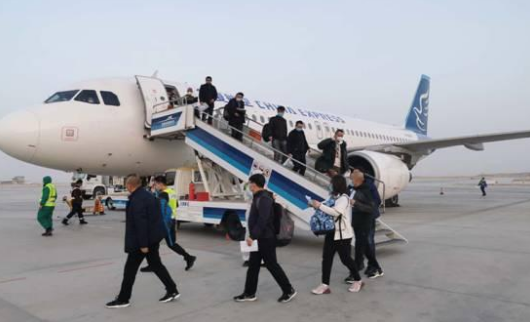 重慶籍農(nóng)民工坐包機去新疆復(fù)工復(fù)產(chǎn)